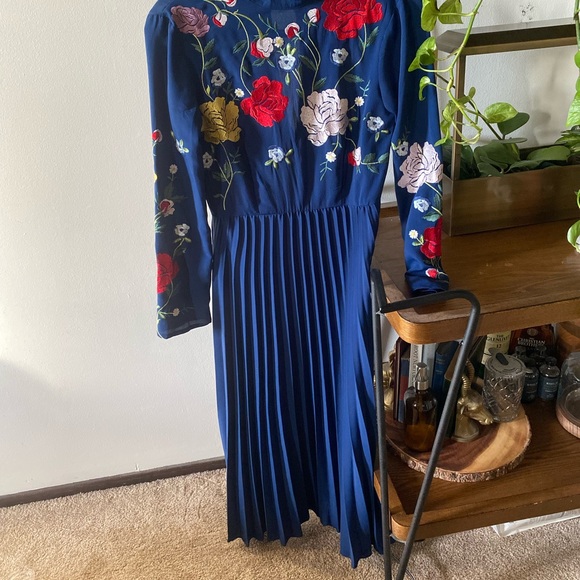 ASOS Embroidered dress. Size 4 - Picture 4 of 6